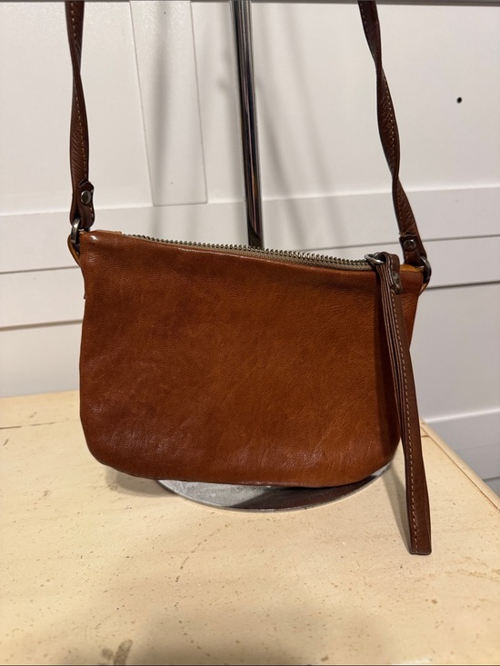 Rough & Tumble Handbags - Women's Rough & Tumble Brown Leather Crossbody Bag with Zipper Top